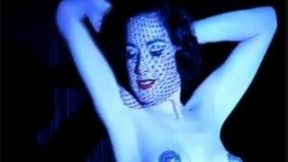 Le Bon Noir – Dita Von Teese Burlesque Strip in the Shower